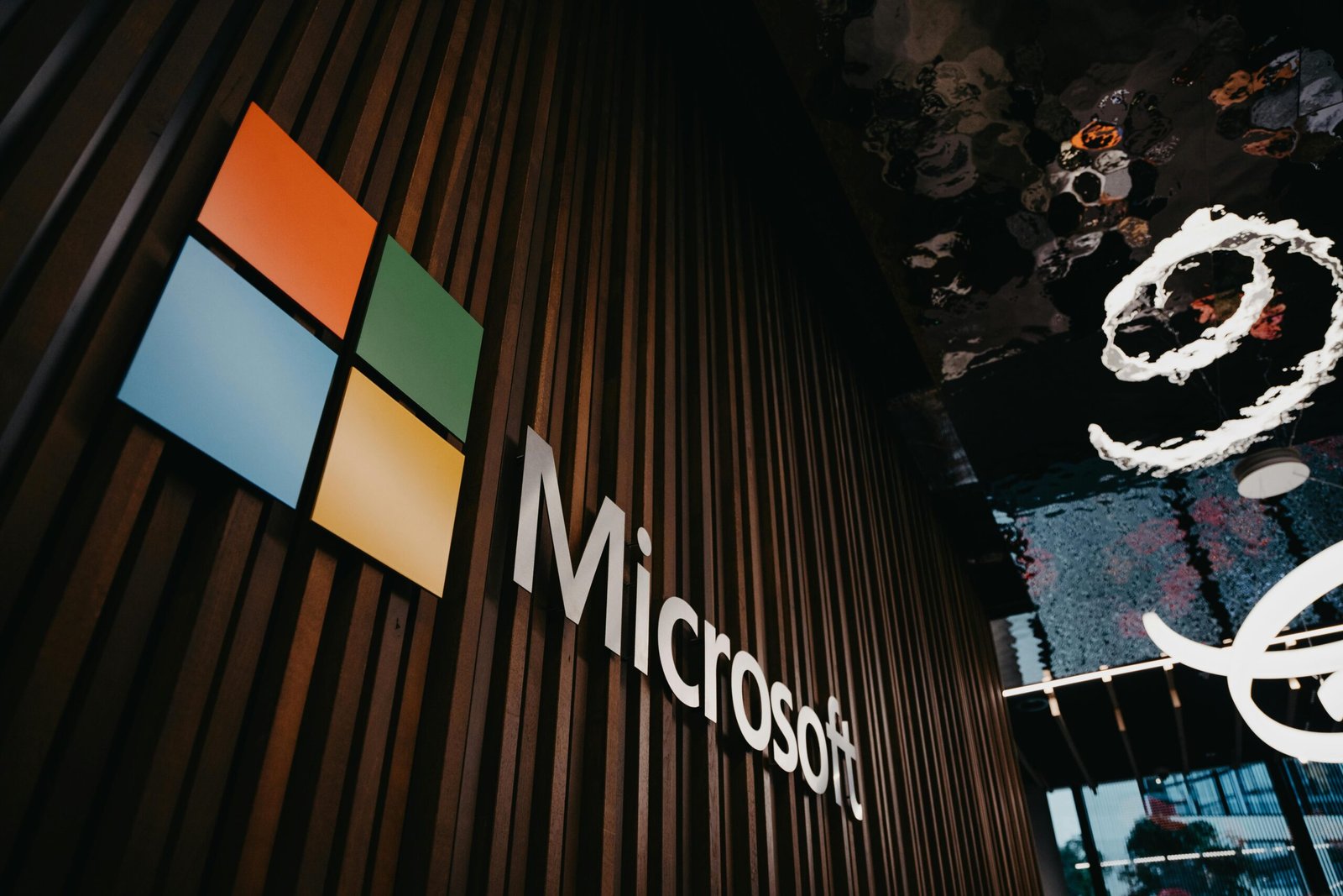 Microsoft outage hits global users