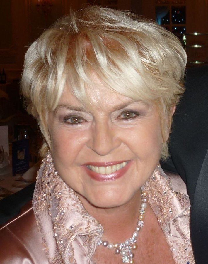 px Gloria Hunniford