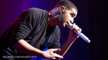Drake Live at Walmart Soundcheck ()