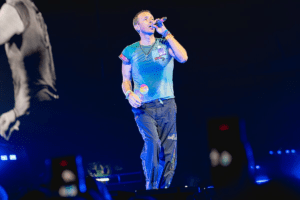 Coldplay frontman Chris Martin stopped a recent show to pull a young fan from the midst of an over-enthusiastic audience