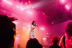 Lauren Mayberry’s Vicious Creature: A Bold Solo Debut and Emotional Reawakening