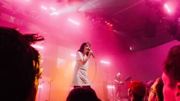 CHVRCHES ()
