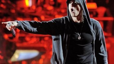 Eminem performing on April (cropped)