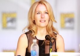 Gillian Anderson ()