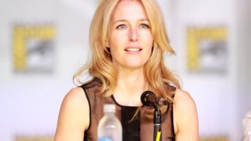 Gillian Anderson ()