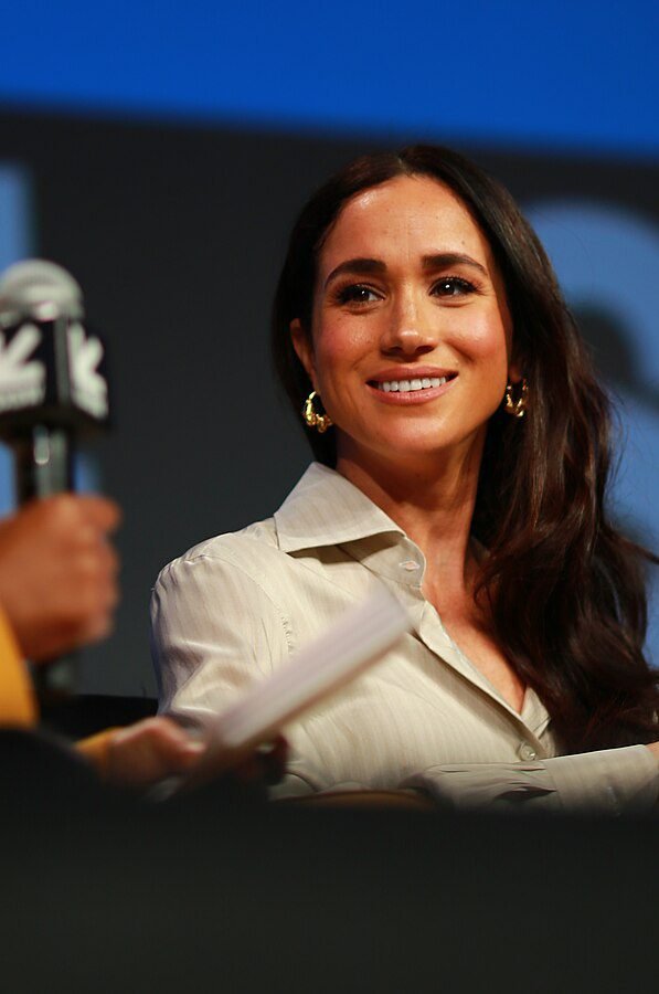 SXSW OBA alih Meghan, Duchess of Sussex (cropped mic)