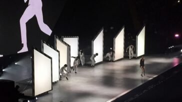 Taylor Swift performs 'Blank Space' at the BRIT Awards ()