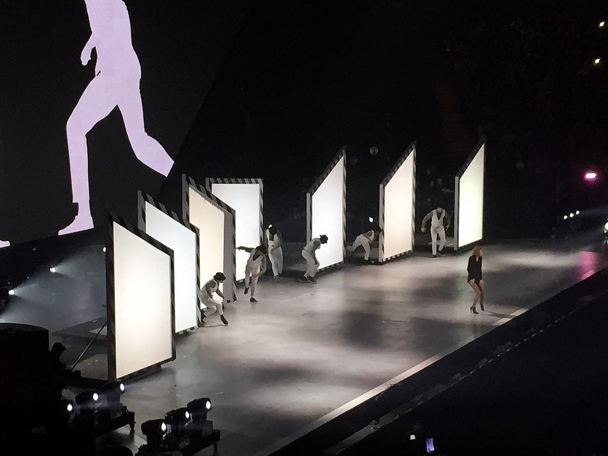 Taylor Swift performs 'Blank Space' at the BRIT Awards ()