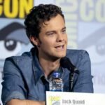 px Jack Quaid ()