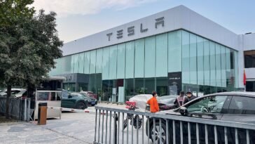 Tesla showroom and delivery center in Zhengzhou