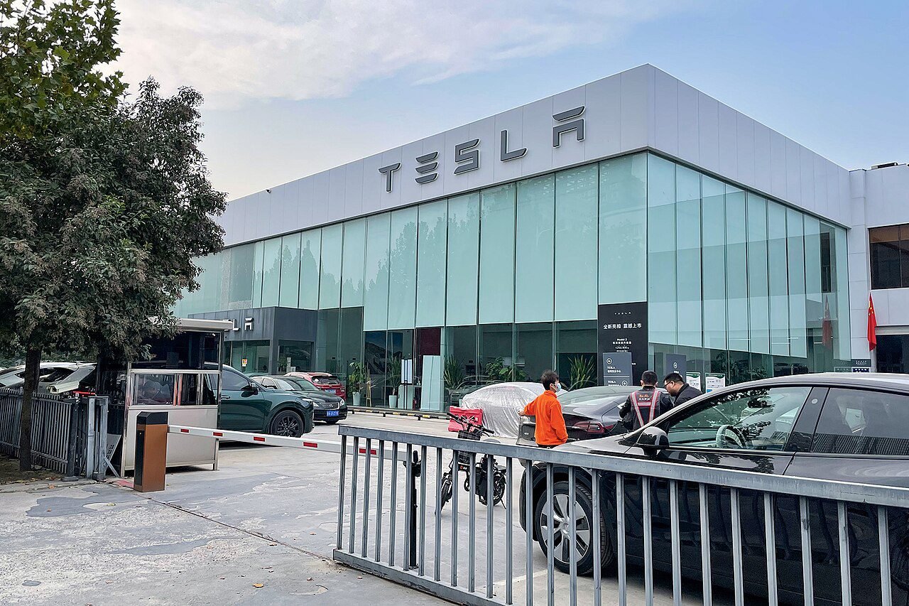 Tesla showroom and delivery center in Zhengzhou