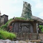 Shrek's hut ()