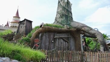 Shrek's hut ()