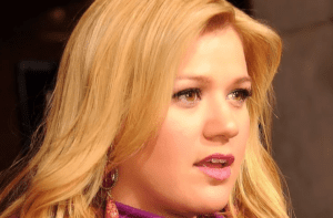 Kelly Clarkson’s Emotional Message Leaves Fans Concerned