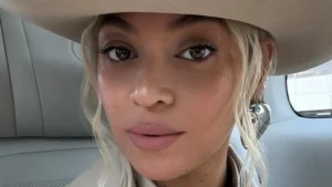 Beyoncé Shrugs Off Wardrobe Malfunction Like a Pro During London Cowboy Carter Show