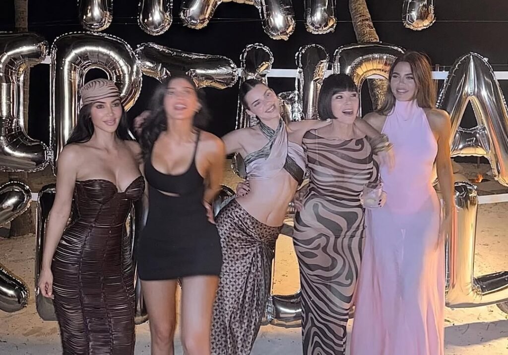 Happy th Birthday @kendalljennermay this decade bring you the kind of love and joy you so free ()