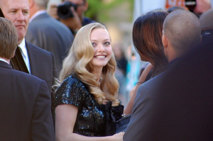 Amanda Seyfried Revives the Capri Pants Trend with Modern Elegance