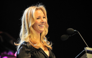 Lisa Kudrow Reflects on the Lasting Magic of Romy and Michele’s High School Reunion and Alan Cumming’s Unforgettable Presence